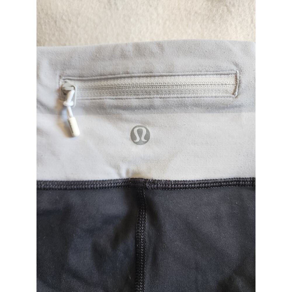 Lululemon Size 6 Run: Back On Track Crop Leggings 22" Black White Silver Pockets - Picture 6 of 7